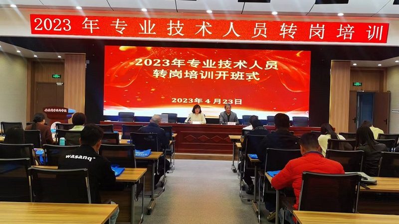 为了延长职业培训资格证书的有效期，持证人可以通过以下途径：